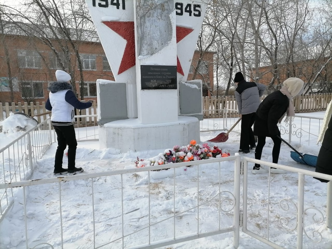 Забота о памяти: ученики Афанасьевской школы поддерживают порядок у мемориала землякам, погибшим в Великой Отечественной войне..